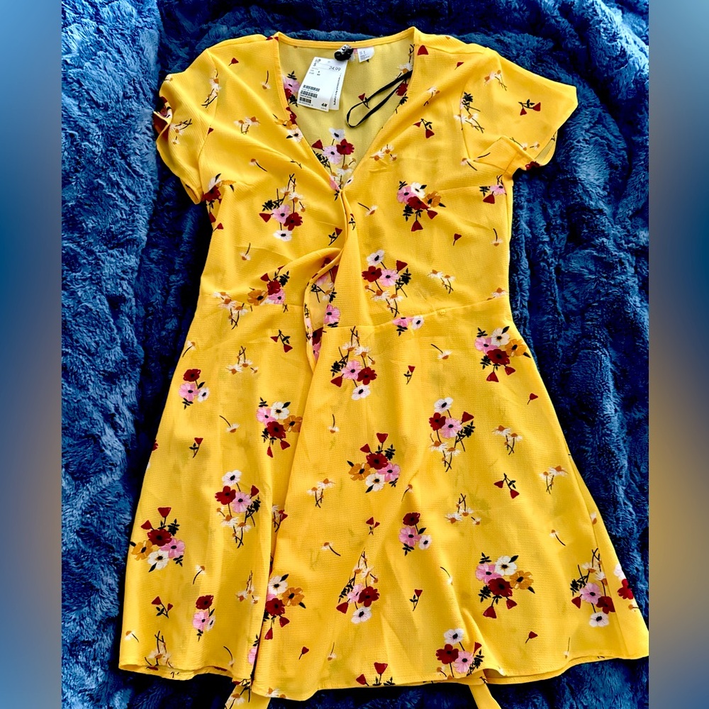 Super cute yellow sundress.